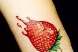 腿上纹身网红吃瓜