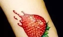 腿上纹身网红吃瓜